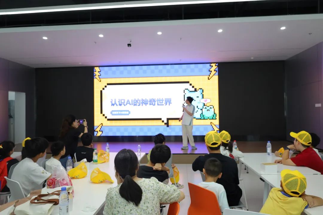 “定制公交研学专线”走进车联天下 锡城小学生开启AI启蒙之旅