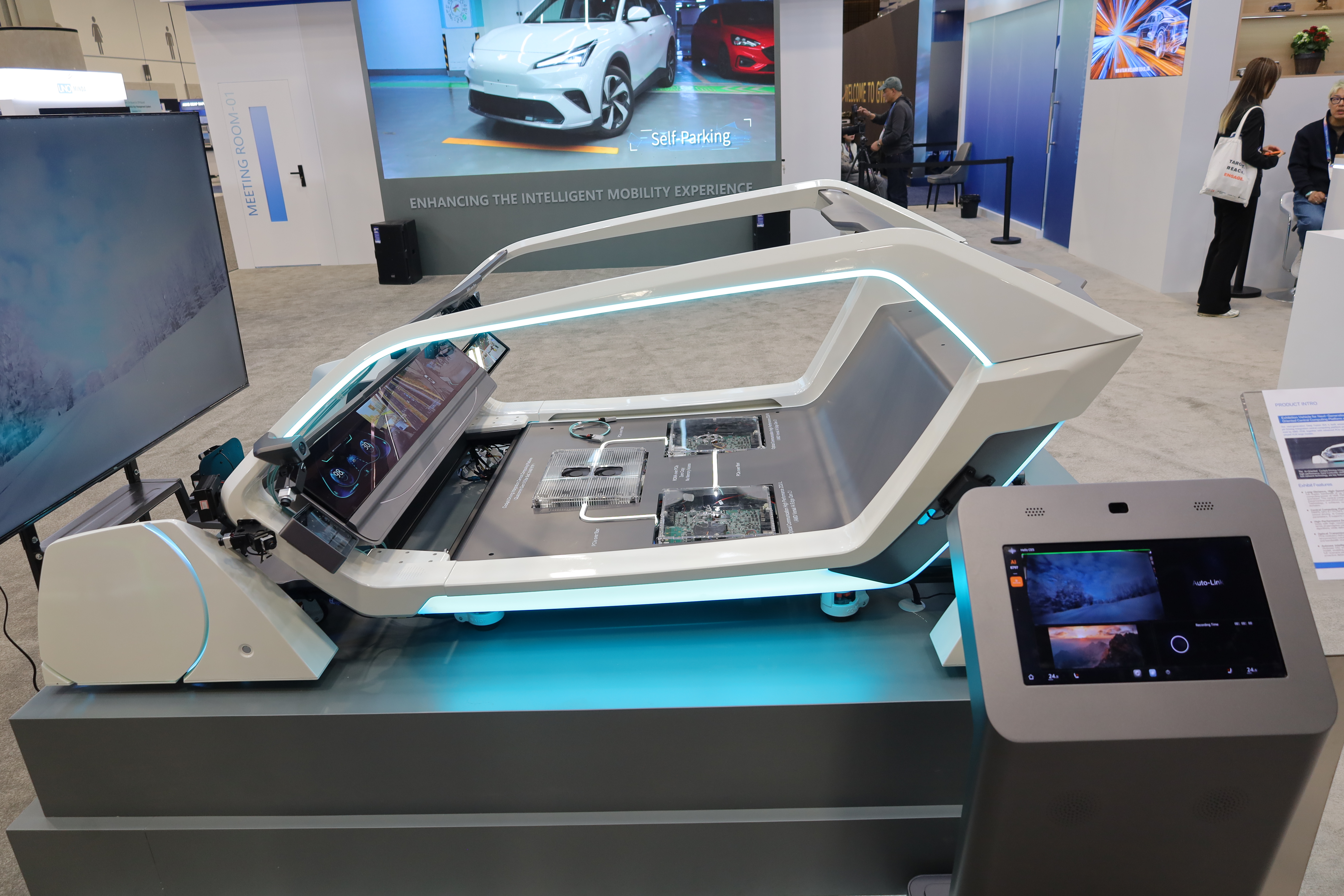 车联天下全域智能模拟车展示全新DEEP FUSION EEA架构.jpg